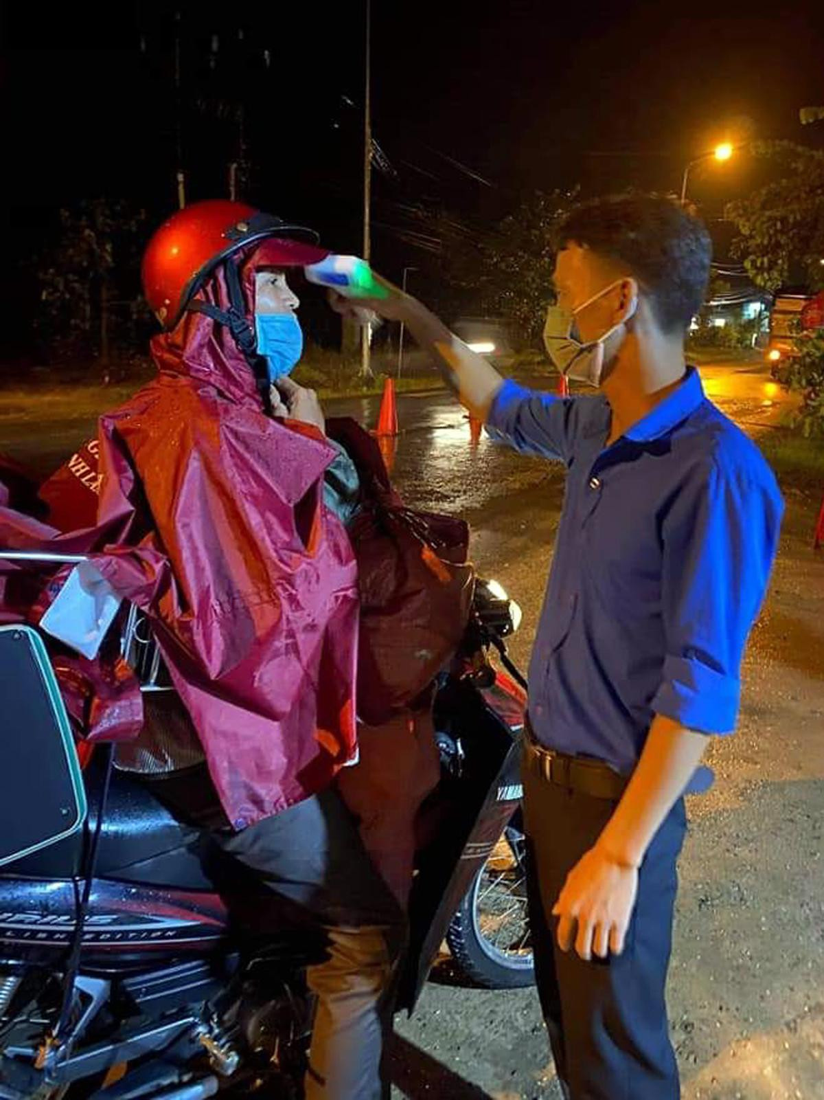 Đo thân nhiệt người tham gia giao thông Đo thân nhiệt người tham gia giao thông