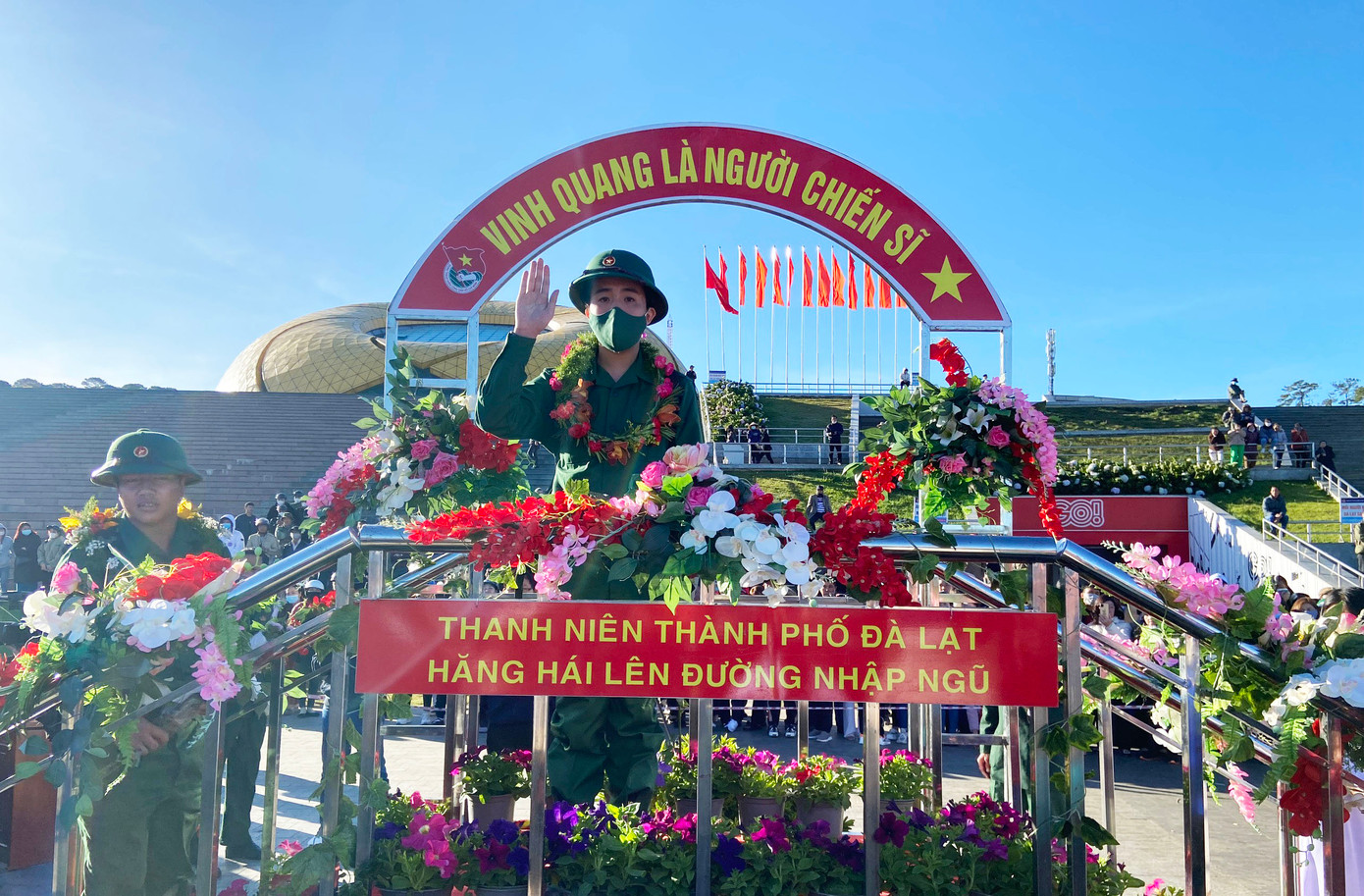 Các thanh niên Lâm Đồng lên đường nhập ngũ ngày 8/2 vừa qua. Các thanh niên Lâm Đồng lên đường nhập ngũ ngày 8/2 vừa qua.