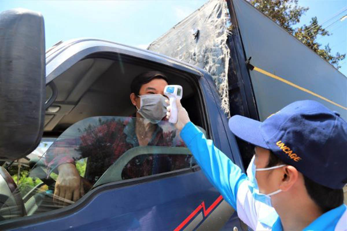 Đo thân nhiệt tài xế xe tải trước khi vào Lâm Đồng Đo thân nhiệt tài xế xe tải trước khi vào Lâm Đồng