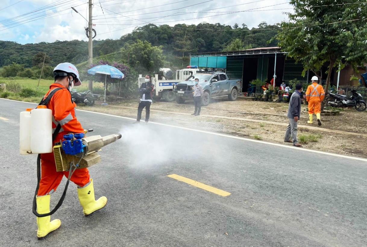 Khử khuẩn khu vực gần chốt kiểm dịch Khử khuẩn khu vực gần chốt kiểm dịch