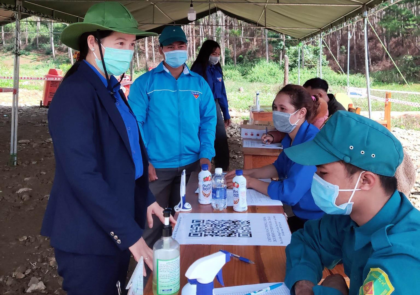 Nhiều đoàn viên, thanh niên làm nhiệm vụ tại các chốt kiểm dịch Nhiều đoàn viên, thanh niên làm nhiệm vụ tại các chốt kiểm dịch