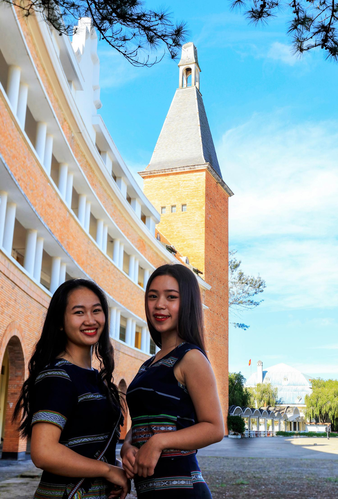 Nhiều bạn trẻ check in tại ngôi trường này - Ảnh: Võ Trang