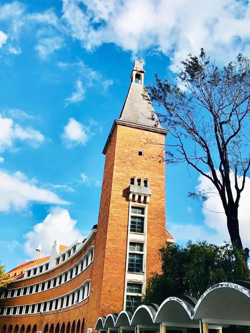 Tháp chuông hay còn gọi là tháp bút cao 54m