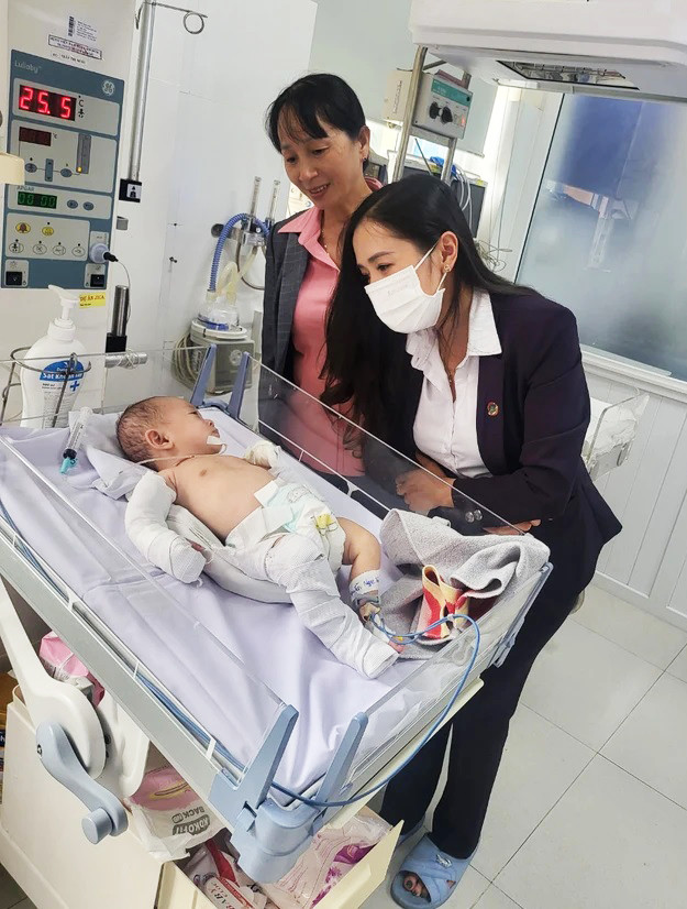 Nhiều tổ chức đoàn, hội thăm nom, hỗ trợ cháu bé Nhiều tổ chức đoàn, hội thăm nom, hỗ trợ cháu bé