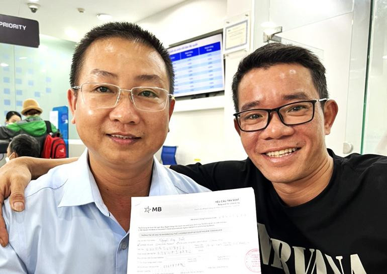 Ông Toàn (trái) làm các thủ tục chuyển trả lại số tiền 2 tỷ đồng mà anh Duẩn chuyển nhầm