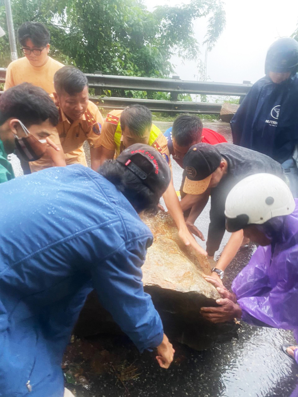 Lăn tảng đá lớn ra khỏi mặt đường trên đèo Bảo Lộc Lăn tảng đá lớn ra khỏi mặt đường trên đèo Bảo Lộc