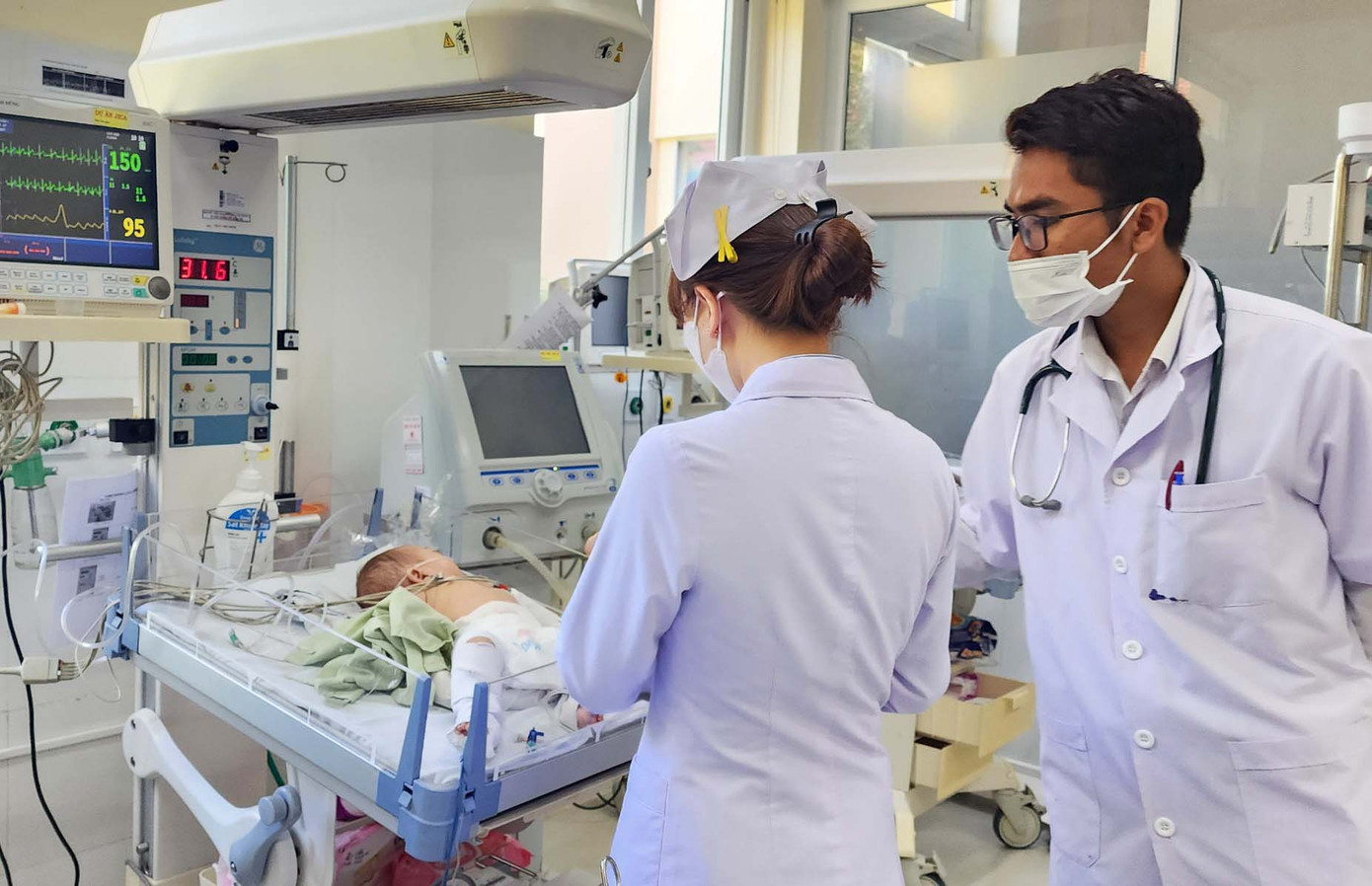 Bé C. được điều trị tích cực tại Bệnh viện đa khoa Lâm Đồng