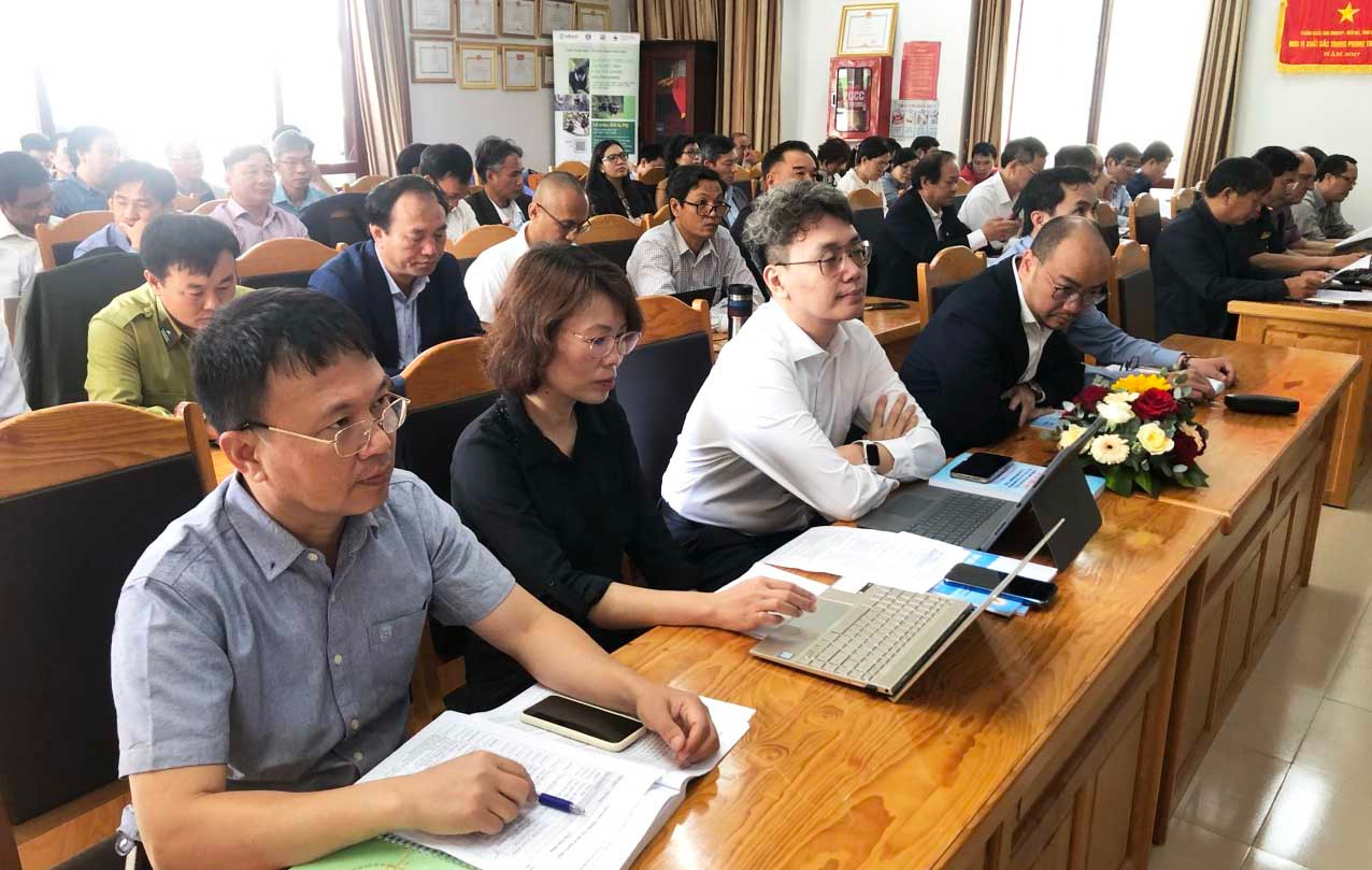 Các đại biểu trong và ngoài nước tham dự cuộc tọa đàm