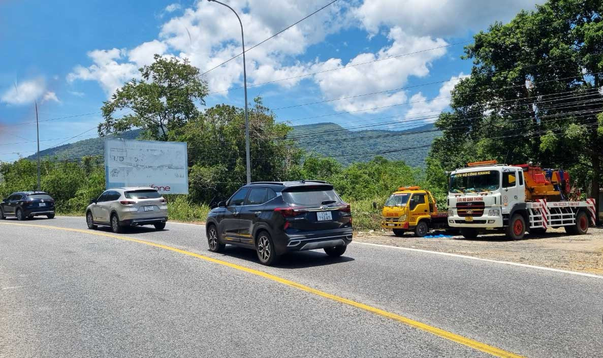 Xe cứu hộ túc trực, sẵn sàng giải phóng hiện trường khi xảy ra sự cố giao thông Xe cứu hộ túc trực, sẵn sàng giải phóng hiện trường khi xảy ra sự cố giao thông