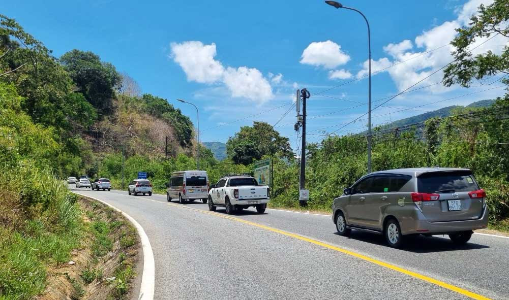 Xe cộ di chuyển thuận lợi trên đèo Bảo Lộc Xe cộ di chuyển thuận lợi trên đèo Bảo Lộc