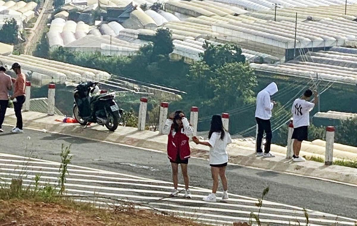 Tụ tập chụp ảnh giữa mùa dịch