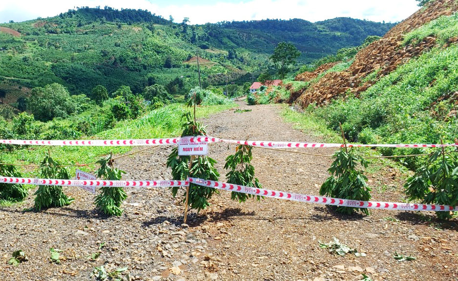 Cảnh báo nguy hiểm vì đường bị sạt lở nghiêm trọng, xe cộ không thể lưu thông