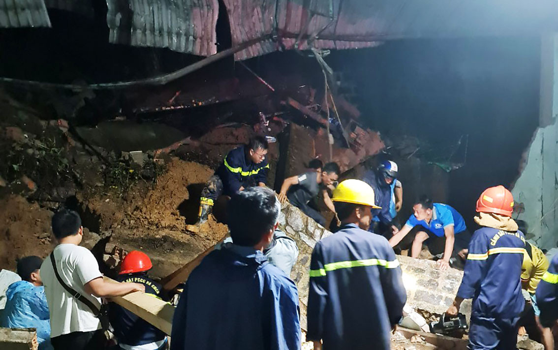 Hiện trường vụ tìm kiếm đôi vợ chồng bị đất đá vùi lấp ở xã Lộc Châu