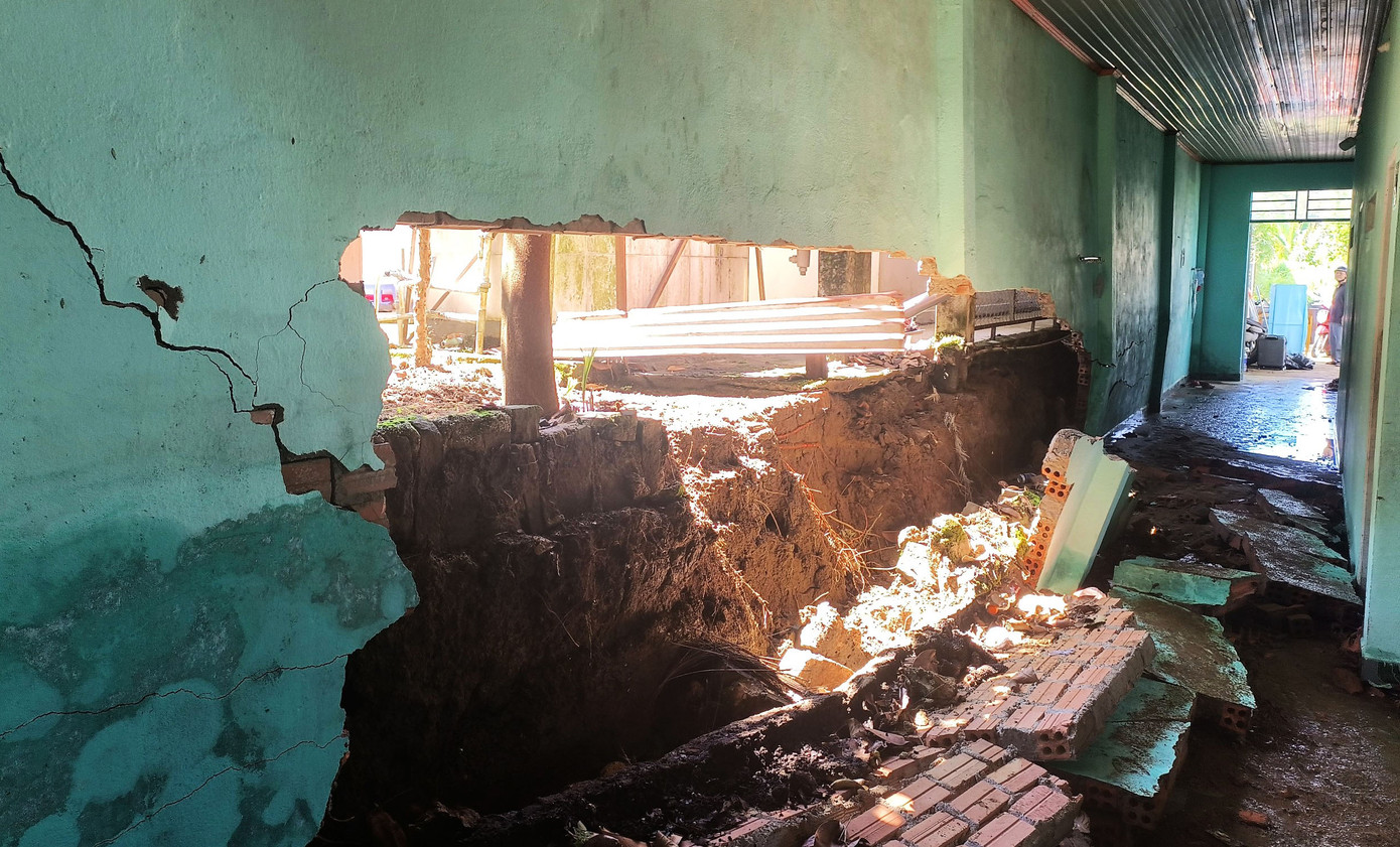 Mảng tường lớn bị sập