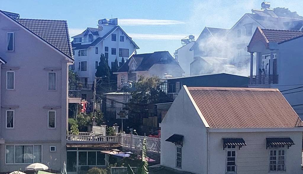 Khói bốc lên từ khu vực xảy ra hỏa hoạn Khói bốc lên từ khu vực xảy ra hỏa hoạn