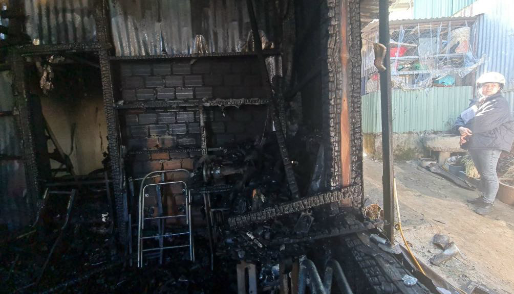 Căn nhà gần như bị thiêu rụi Căn nhà gần như bị thiêu rụi