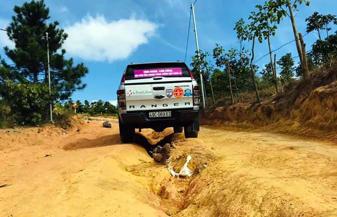 Xe bán tải của Đội hoạt động trên địa hình hiểm trở