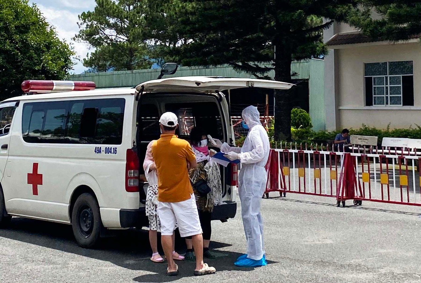 Xe cấp cứu chở các trường hợp dương tính với SARS-Cov-2 đến khu cách ly