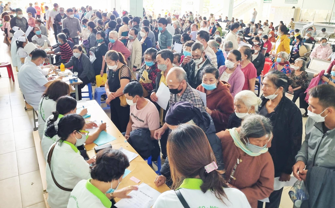 Tổ chức khám mắt miễn phí cho nhiều người