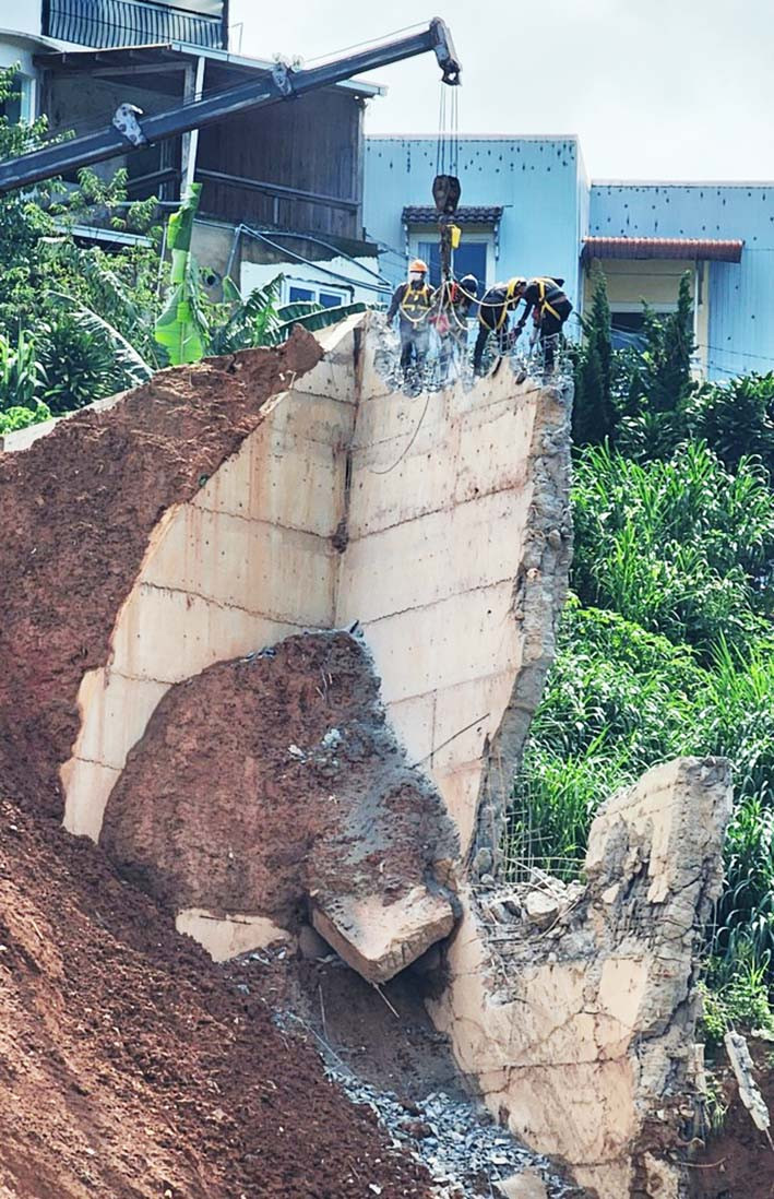 Tháo dỡ phần ta luy lơ lửng trên cao còn sót lại sau vụ sạt lở kinh hoàng