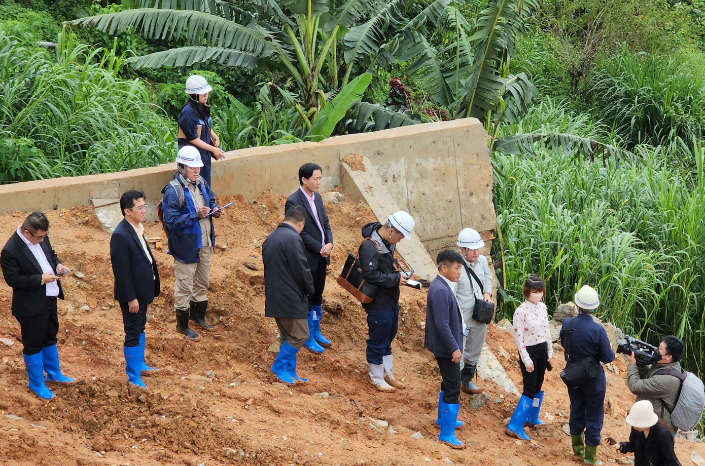 Đoàn kỹ sư của Cty CP địa chất Kawasaki khảo sát hiện trường vụ sạt lở