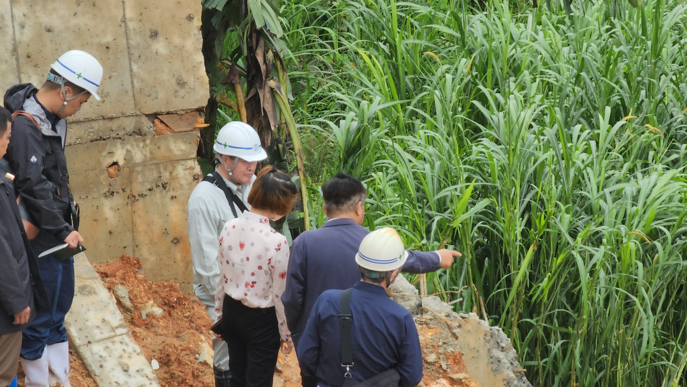 Các kỹ sư tại bờ ta luy bị sạt lở khiến 2 người tử vong