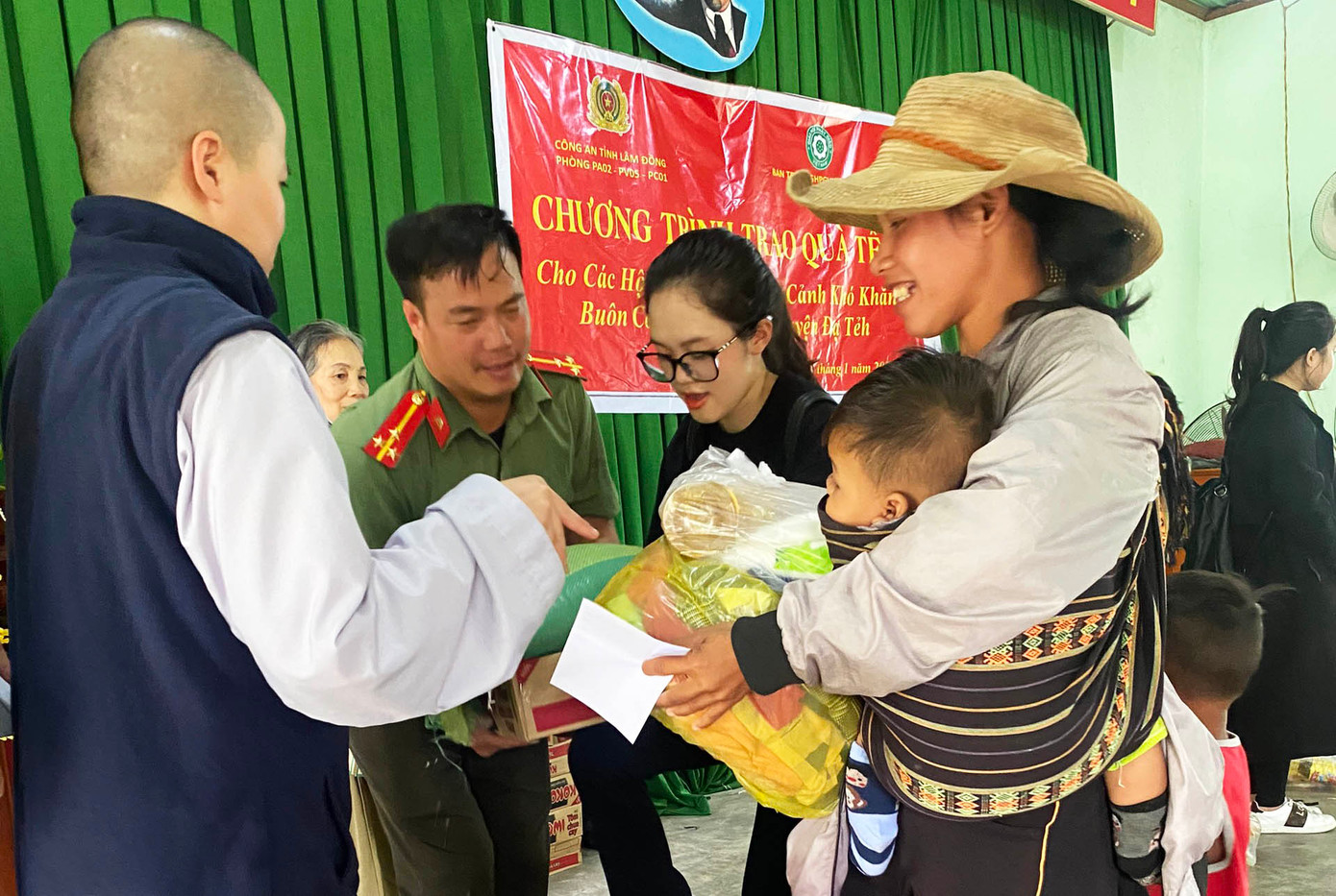 Đại diện Giáo hội Phật giáo Việt Nam TP Đà Lạt tặng quà người dân vùng sâu Đại diện Giáo hội Phật giáo Việt Nam TP Đà Lạt tặng quà người dân vùng sâu