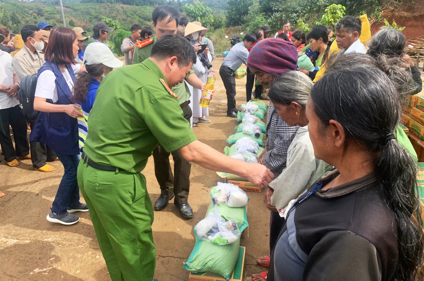 Lực lượng công an trao quà Tết cho đồng bào dân tộc thiểu số Lực lượng công an trao quà Tết cho đồng bào dân tộc thiểu số