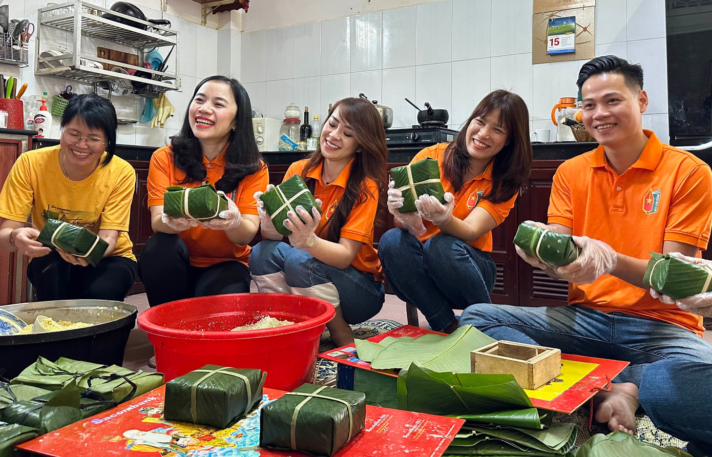 Các bạn trẻ Lâm Đồng gói bánh chưng tặng người nghèo dịp Tết Các bạn trẻ Lâm Đồng gói bánh chưng tặng người nghèo dịp Tết