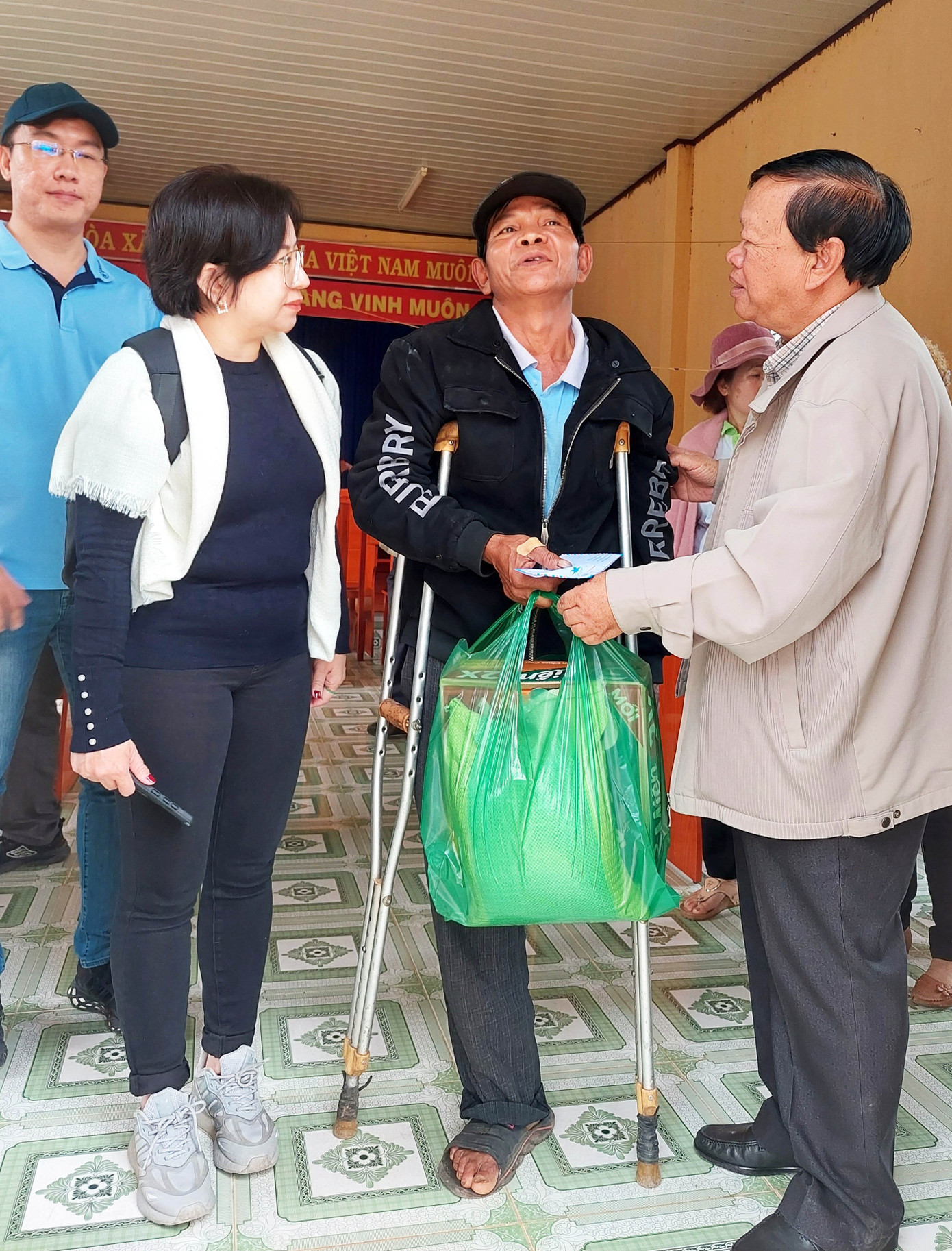 Hội Bảo trợ bệnh nhân nghèo Lâm Đồng trao quà cho người yếm thế Hội Bảo trợ bệnh nhân nghèo Lâm Đồng trao quà cho người yếm thế