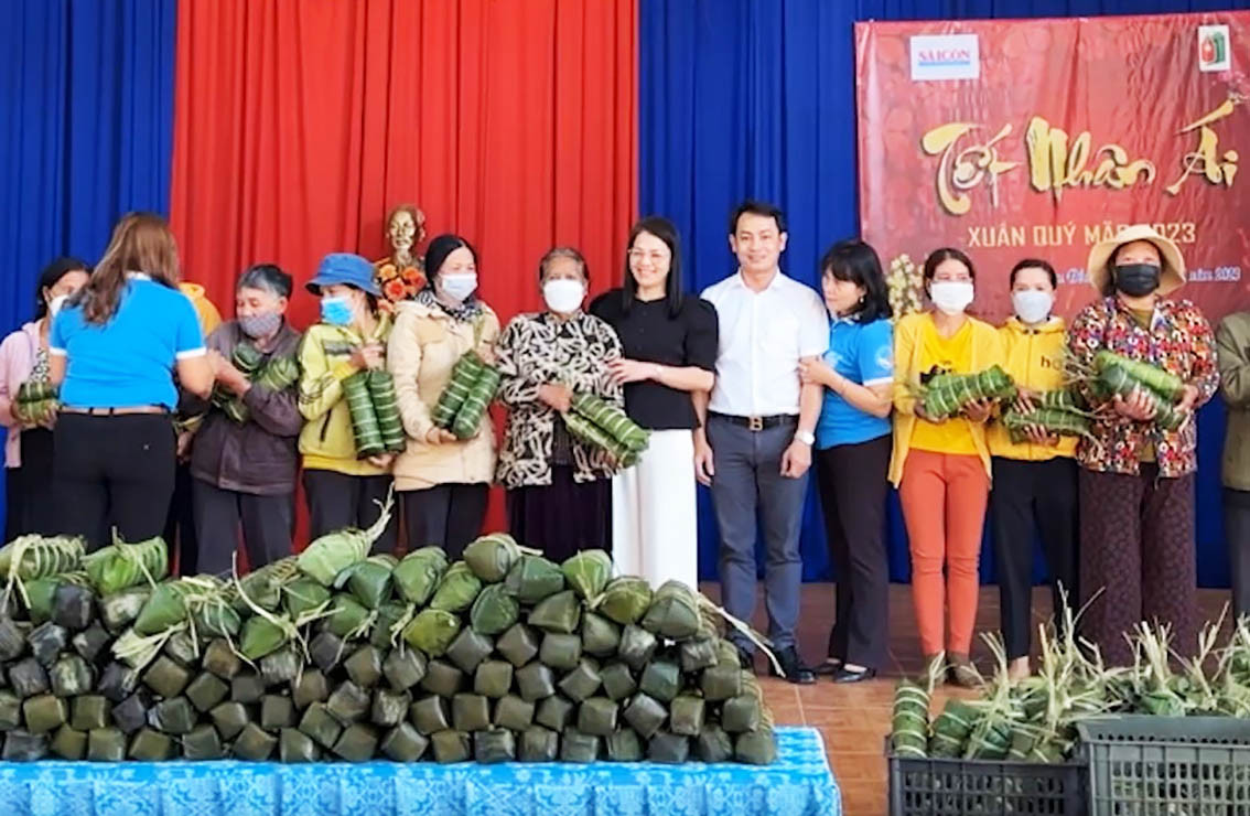 Gói bánh tét tặng các gia đình khó khăn dịp Tết Nguyên đán Gói bánh tét tặng các gia đình khó khăn dịp Tết Nguyên đán