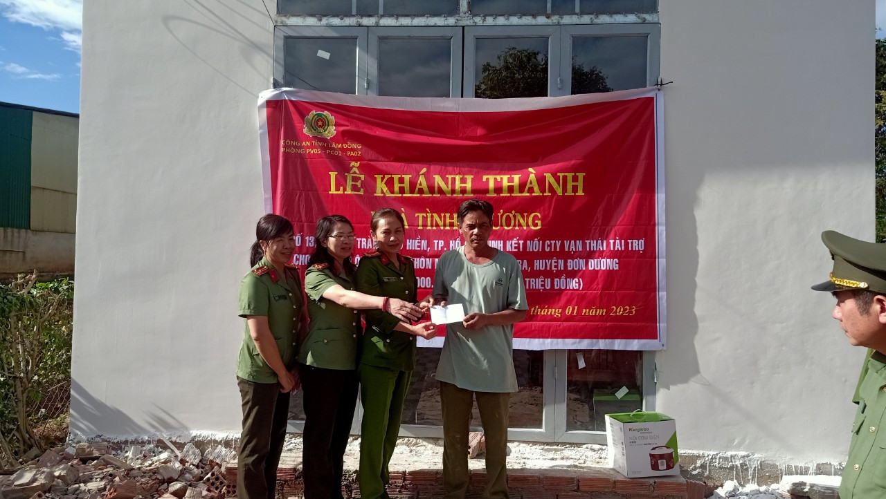 Trao nhà tình thương cho gia đình ông K'Đinh Trao nhà tình thương cho gia đình ông K'Đinh