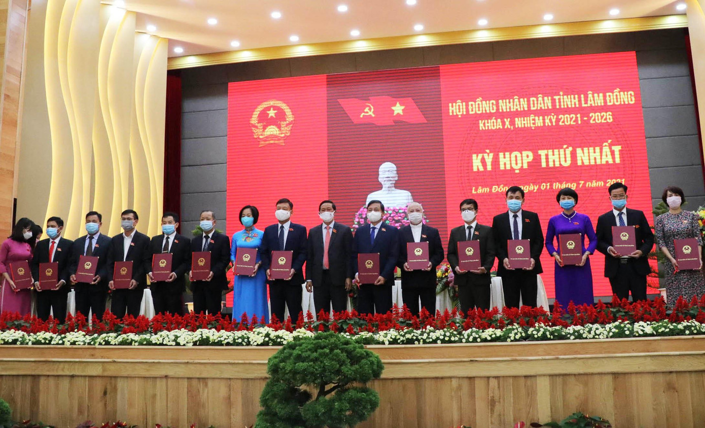 Trao giấy chứng nhận đại biểu HĐND tỉnh Lâm Đồng khóa X Trao giấy chứng nhận đại biểu HĐND tỉnh Lâm Đồng khóa X