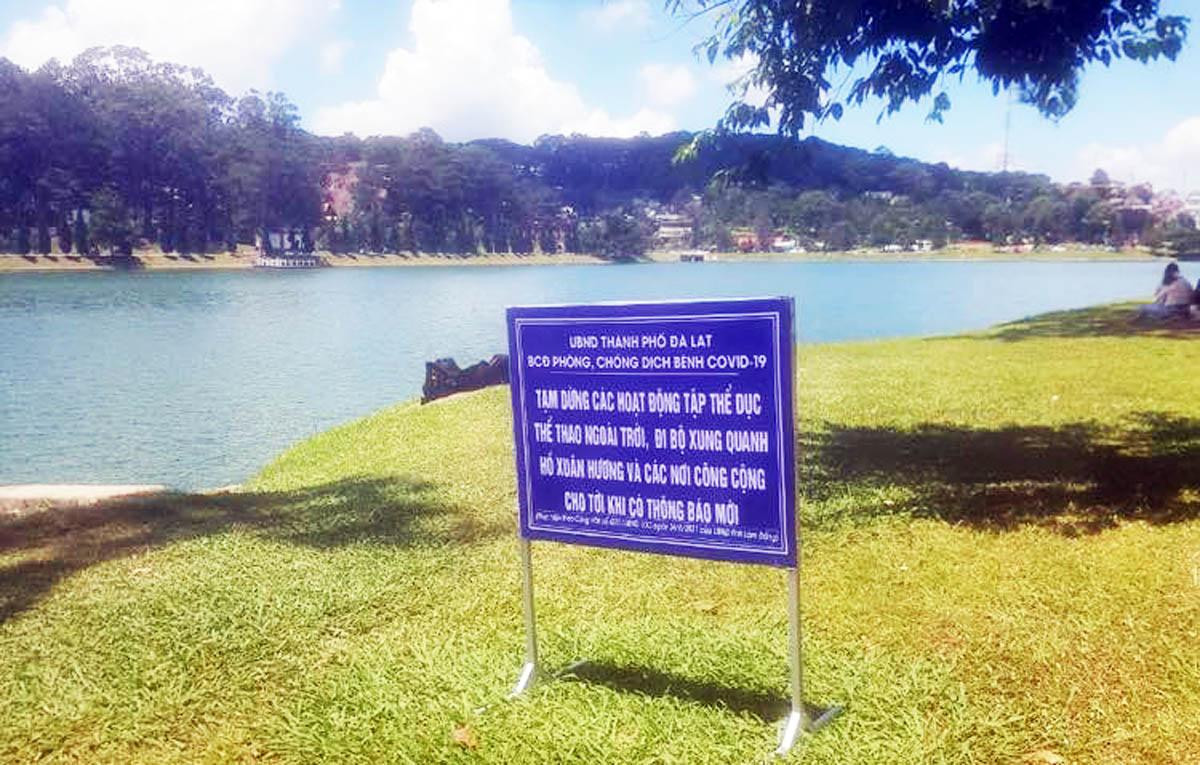 Biển thông báo tạm dừng hoạt động thể dục, thể thao ngoài trời để phòng chống COVID-19