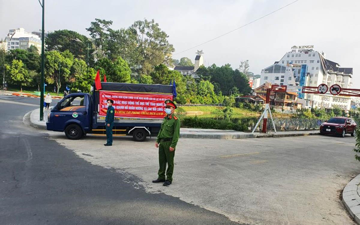 Lực lượng chức năng thường xuyên tuyên truyền các biện pháp phòng chống dịch COVID-19 nơi công cộng