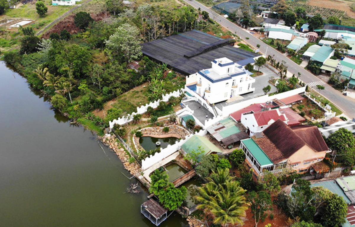 Biệt thự có nhiều công trình phụ Biệt thự có nhiều công trình phụ