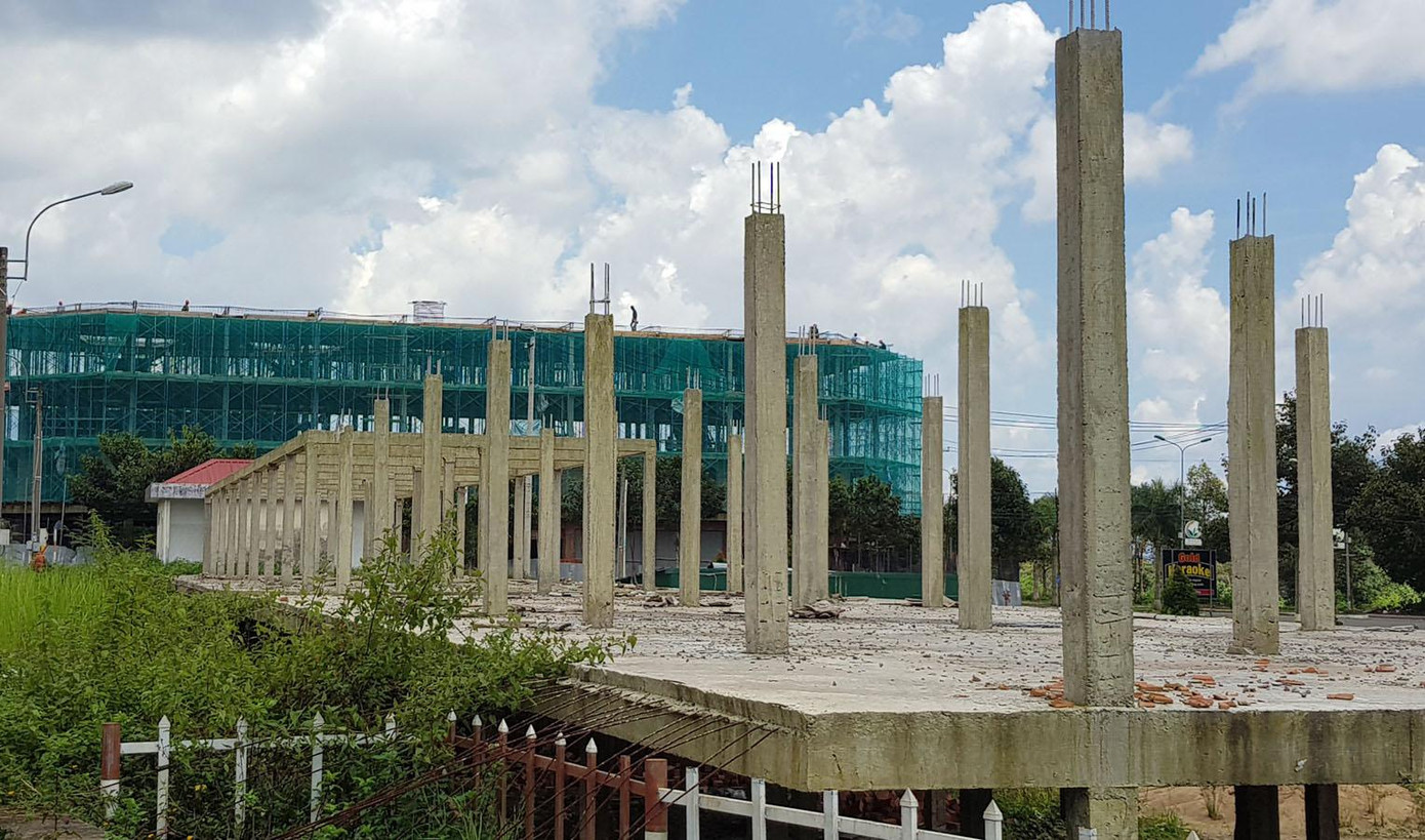 Công trình xây dựng dở dang suốt 2 năm qua, phủ cỏ dại