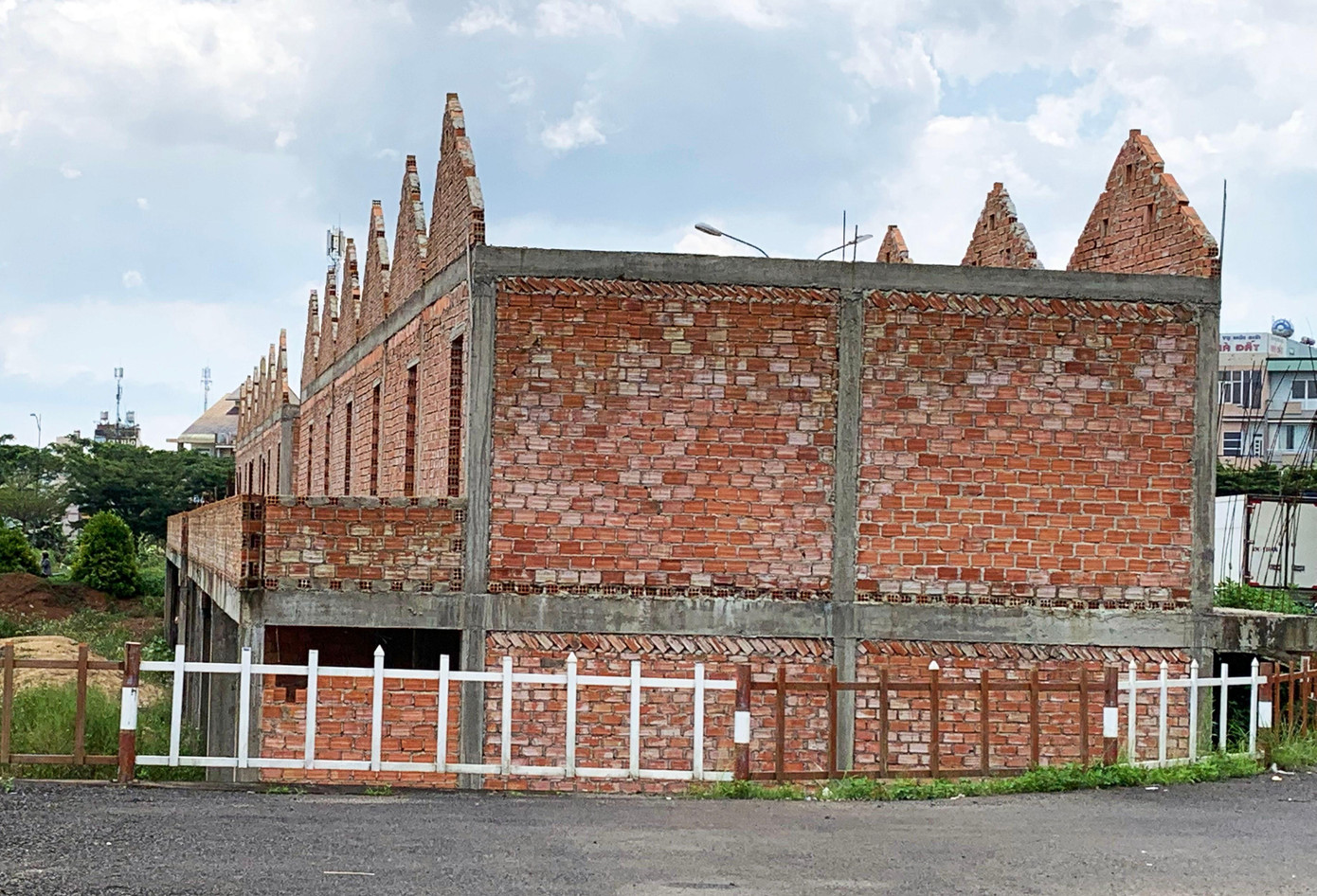 Một dãy ki ốt xây dựng sai phép tại chợ Bảo Lộc