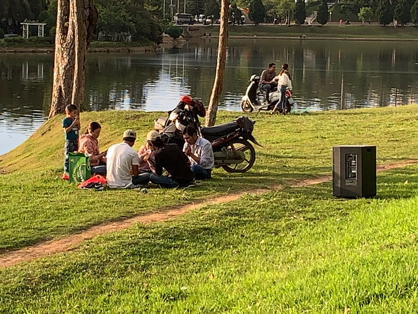 Một số nhóm người tổ chức ăn uống, hát karaoke bên hồ Xuân Hương Một số nhóm người tổ chức ăn uống, hát karaoke bên hồ Xuân Hương