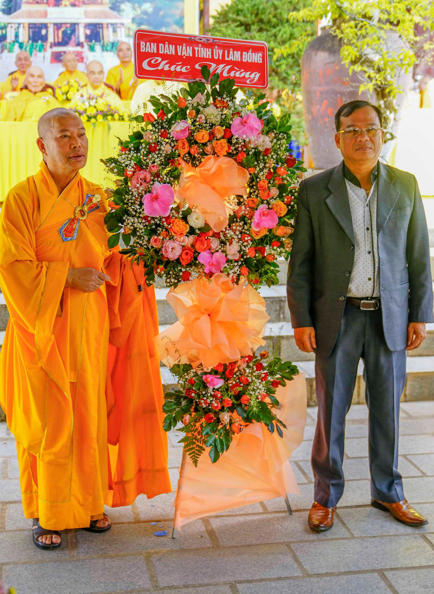 Lãnh đạo địa phương tặng lẵng hoa chúc mừng sự kiện đặt đá xây dựng bảo tháp