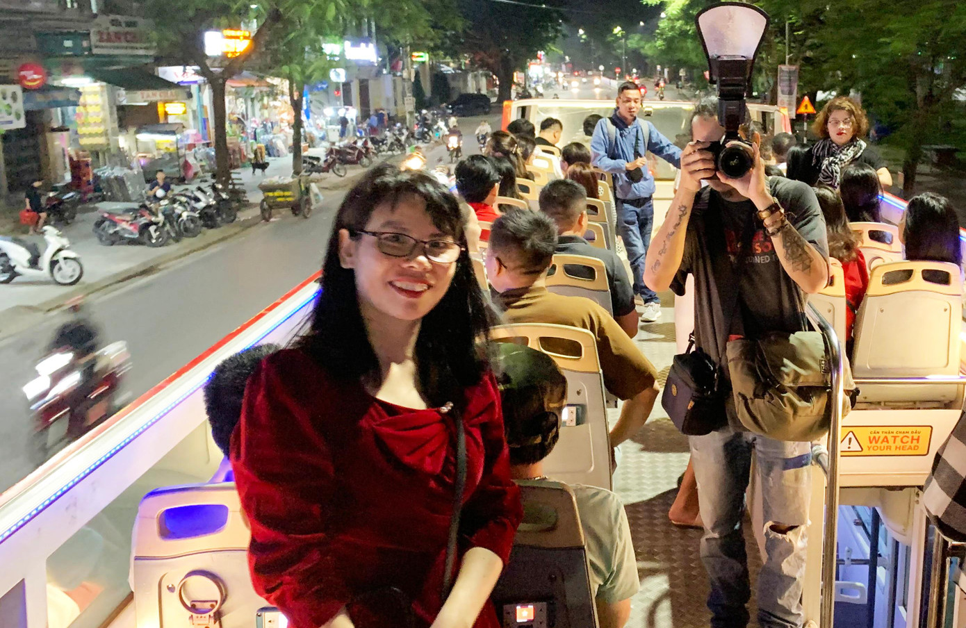 Ngắm cảnh và chụp ảnh lưu niệm từ xe buýt 2 tầng Ngắm cảnh và chụp ảnh lưu niệm từ xe buýt 2 tầng