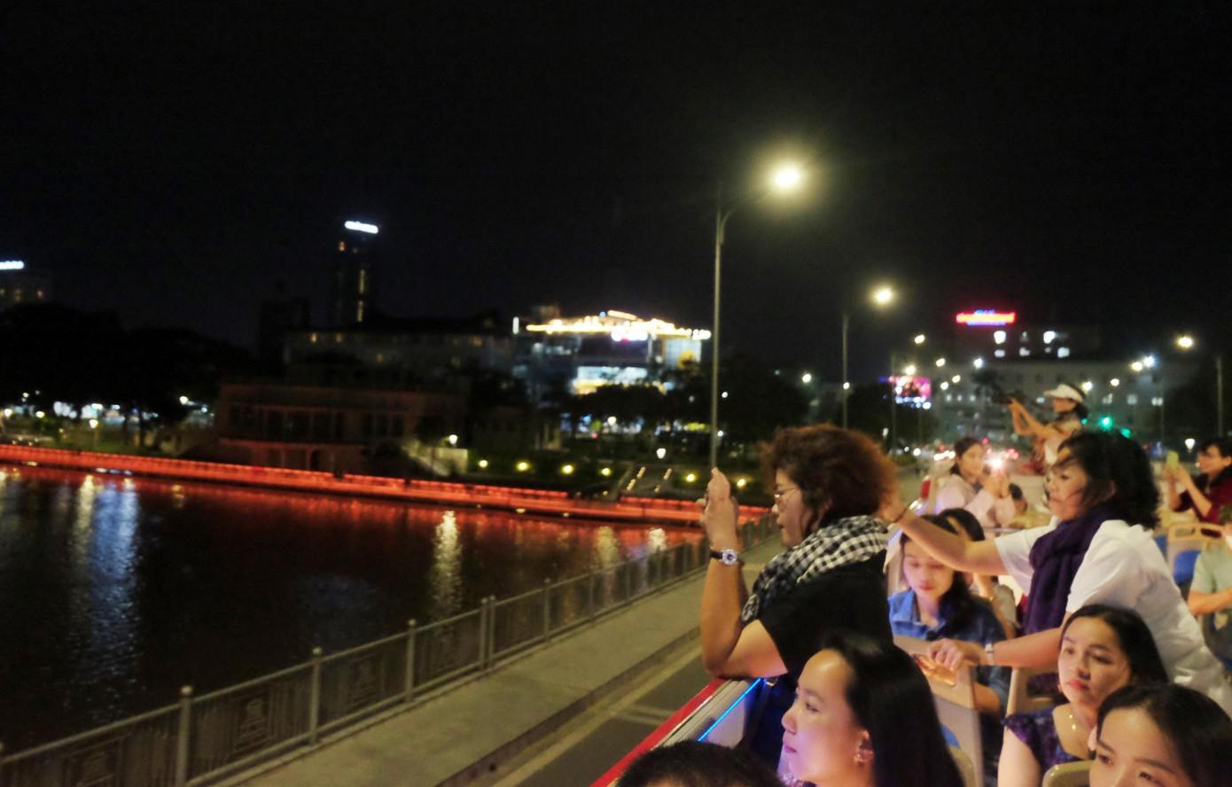 Du khách đi xe buýt mui trần ngắm cảnh đẹp vào ban đêm Du khách đi xe buýt mui trần ngắm cảnh đẹp vào ban đêm