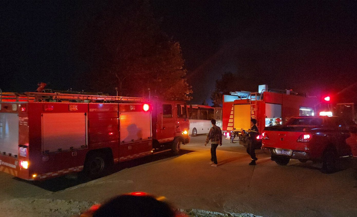 Công an điều 2 xe cứu hỏa đến hiện trường