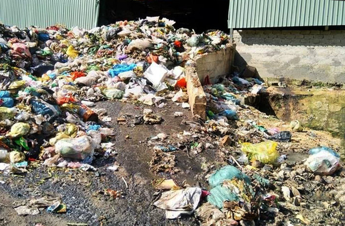 Rác tràn ra bên ngoài nhà máy xử lý rác ở TP Bảo Lộc, gây ô nhiễm