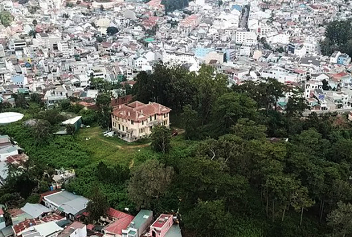 Cánh rừng già ở đồi Dinh Tỉnh trưởng là mảng xanh duy nhất ở khu vực này. Cánh rừng già ở đồi Dinh Tỉnh trưởng là mảng xanh duy nhất ở khu vực này.