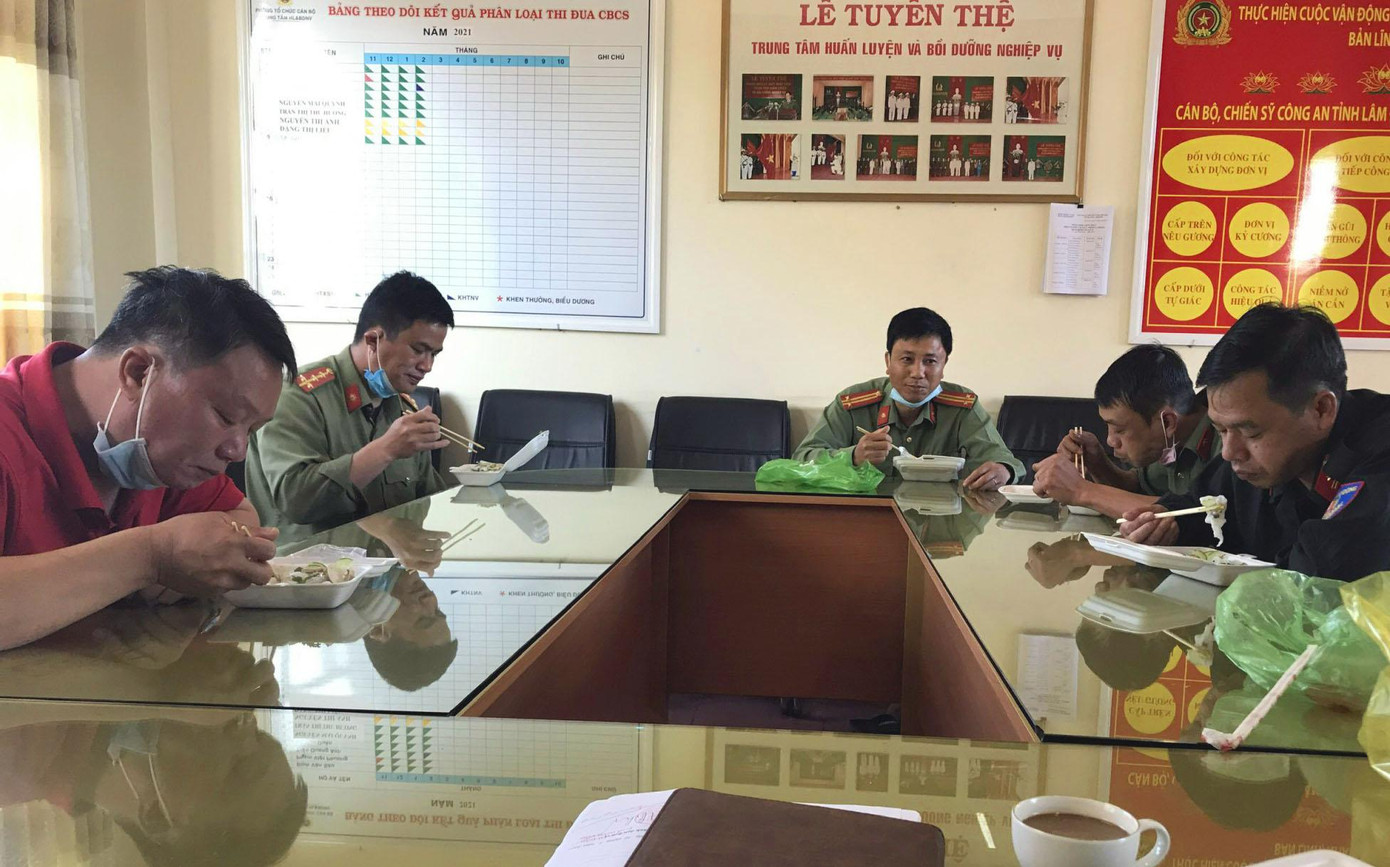 Các cán bộ chiến sĩ ăn cơm hộp, chuẩn bị đón người vào cách ly Các cán bộ chiến sĩ ăn cơm hộp, chuẩn bị đón người vào cách ly