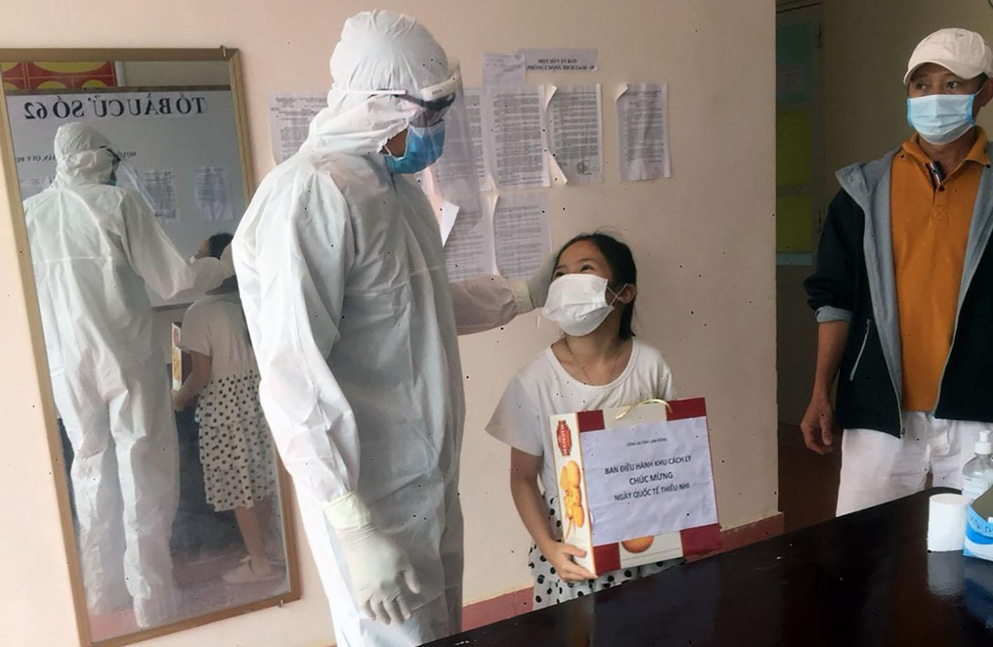 Tặng quà cho cháu bé theo cha mẹ đi cách ly Tặng quà cho cháu bé theo cha mẹ đi cách ly