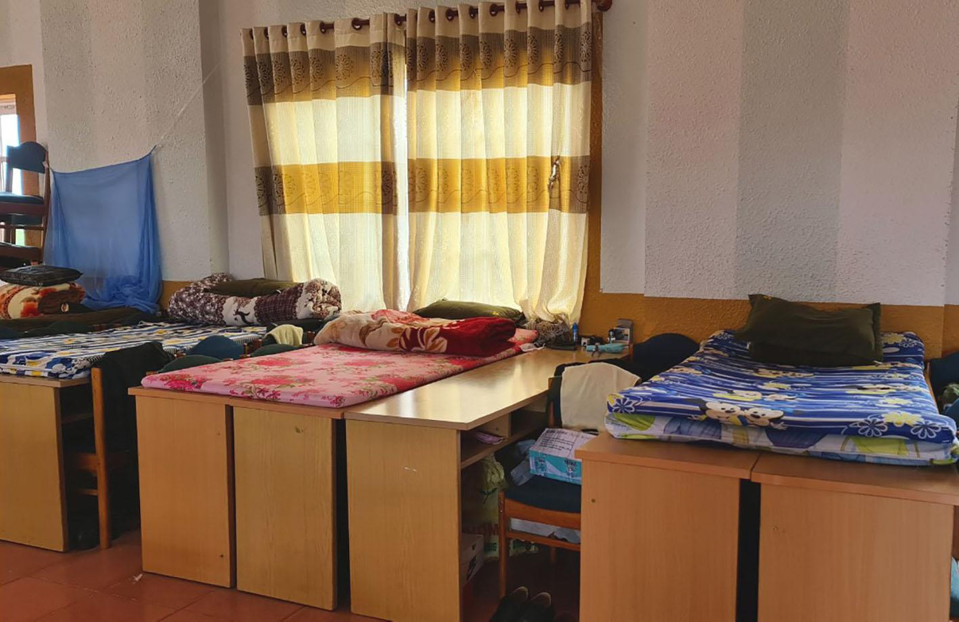 Cán bộ, chiến sĩ kê bàn học để ngủ trong hội trường Cán bộ, chiến sĩ kê bàn học để ngủ trong hội trường