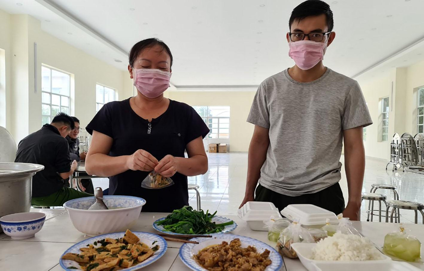 Hai "chị nuôi" thường xuyên đổi món cho người cách ly Hai "chị nuôi" thường xuyên đổi món cho người cách ly