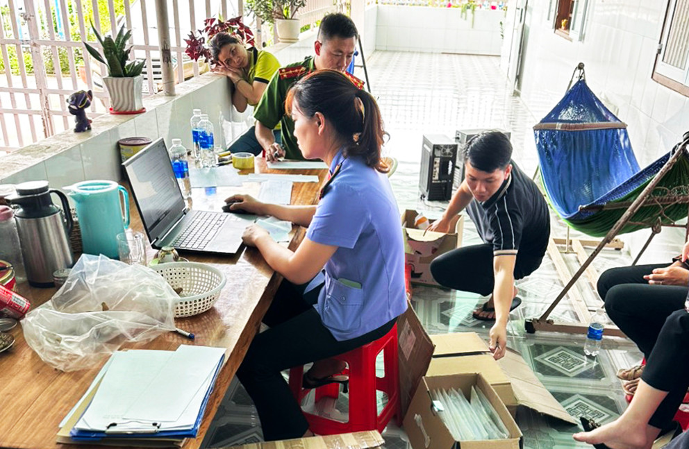 Lực lượng chức năng khám xét nhà của ông N.T.C